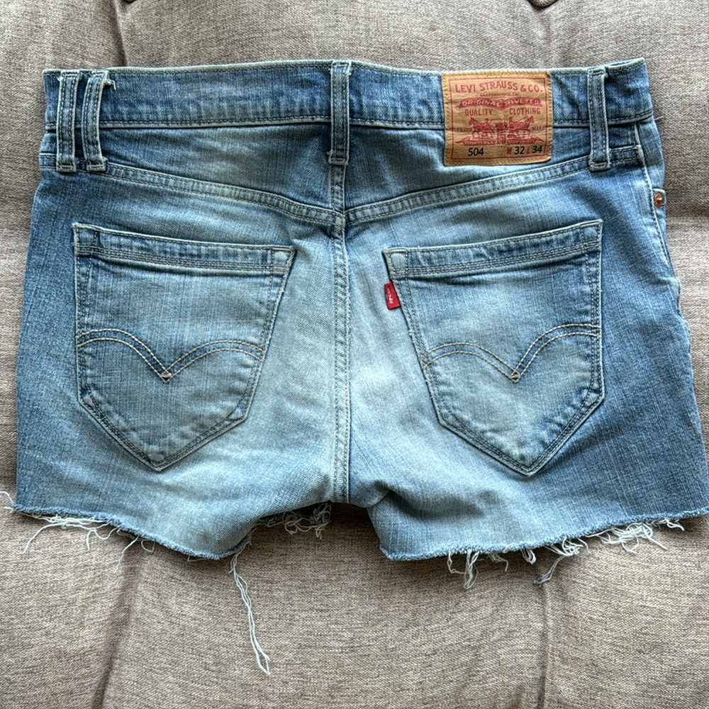 Vintage Levi’s Denim Distressed Women Shorts 27 - Picture 2 of 3